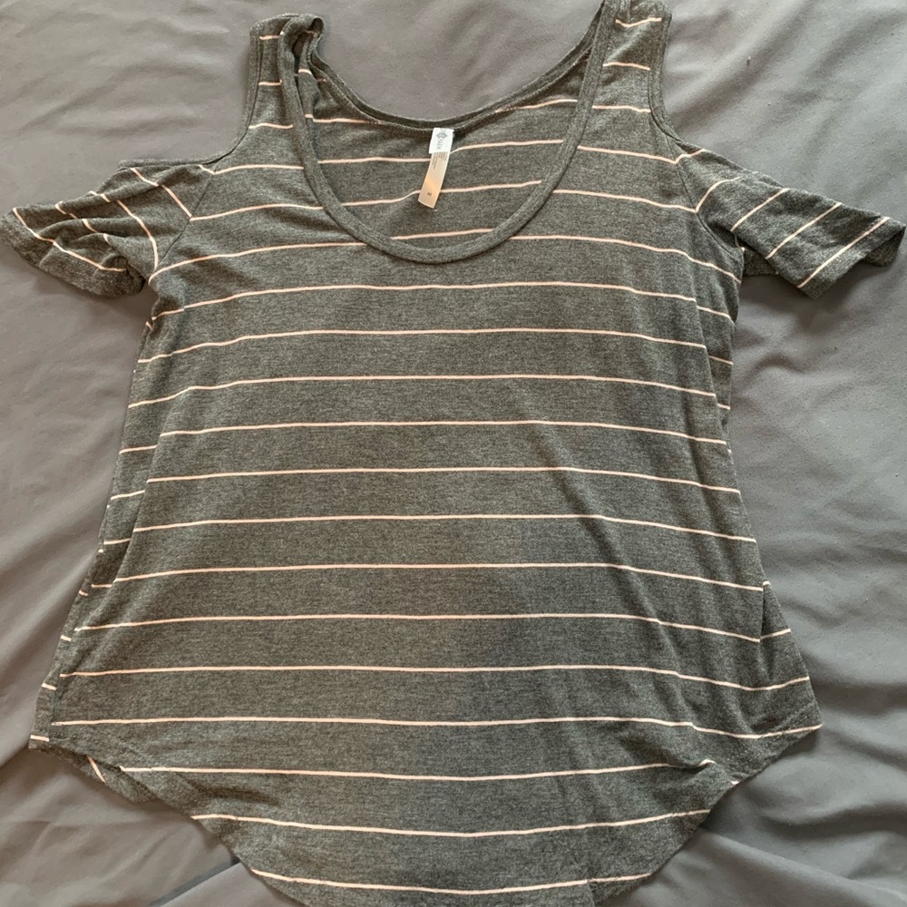 Shoulder cut out short sleeve top